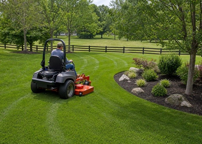 Lawn mower route and turning space planning Riding lawn mower turning around obstacles while planning a clean mowing route