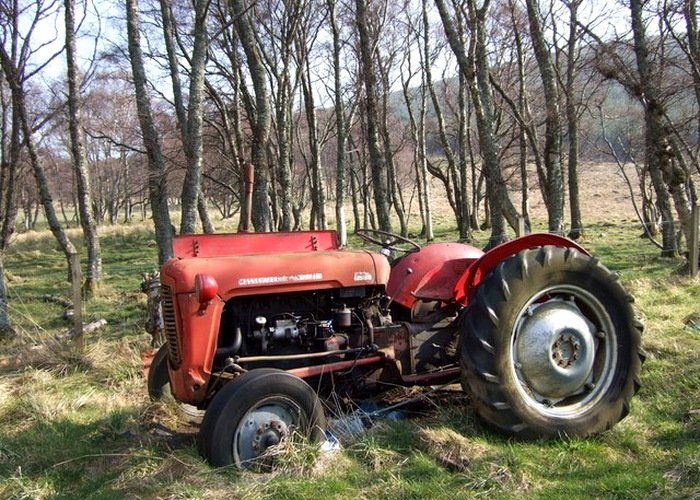 tractor buying guide, small farm tractor, tractor horsepower, PTO tractor, tractor attachments featured image for SeekMach machinery guide