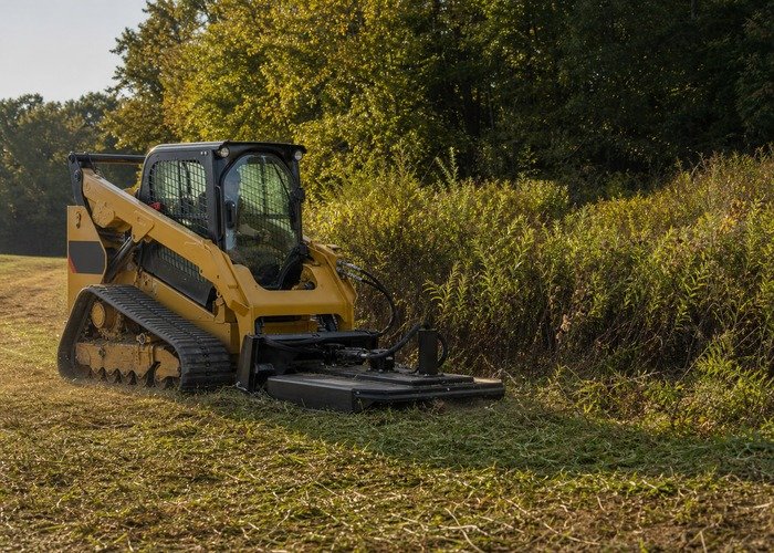 Skid steer hydraulic brush cutter operation Skid steer operating a correctly matched hydraulic brush cutter with controlled travel speed