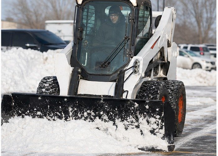 skid steer snow removal featured image for SeekMach machinery guide