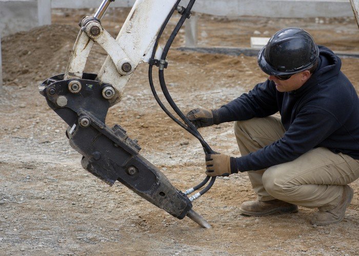 mini excavator auxiliary hydraulic flow field verification